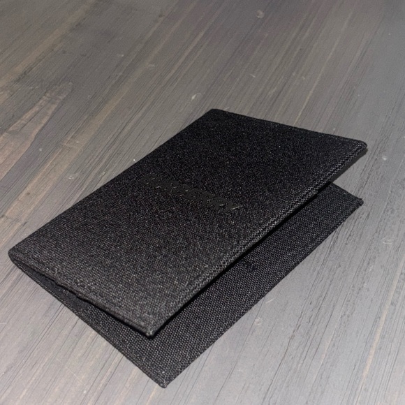 Burberry passport holder new - Picture 2 of 7